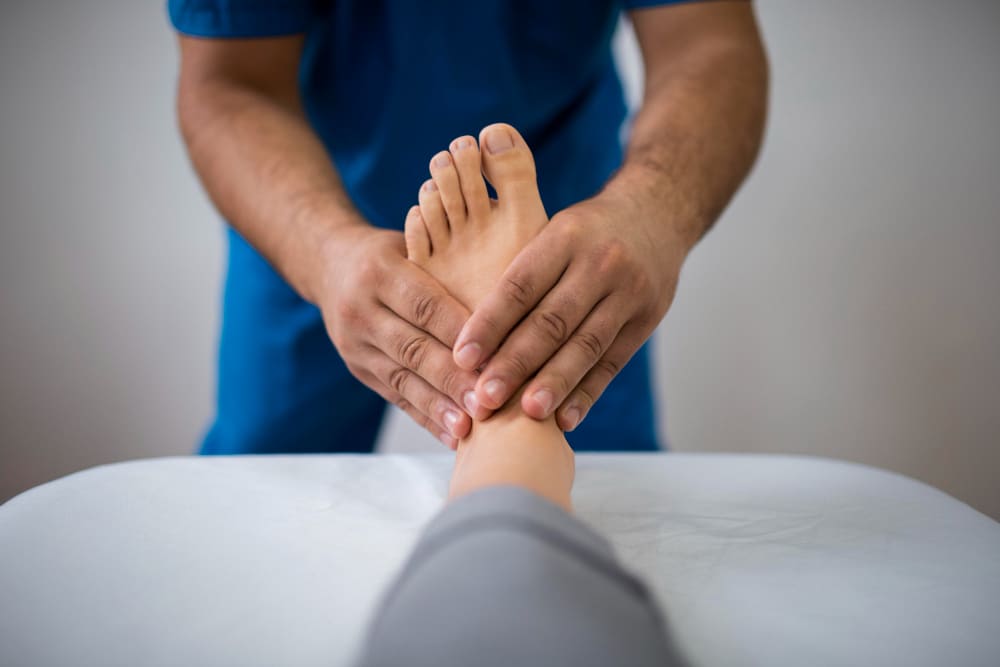 fisioterapia per curare problemi ai piedi da scarpe antinfortunistiche